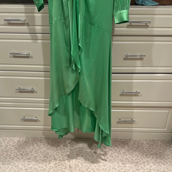 Elegant Green Wrap Dress - Picture 2 of 3